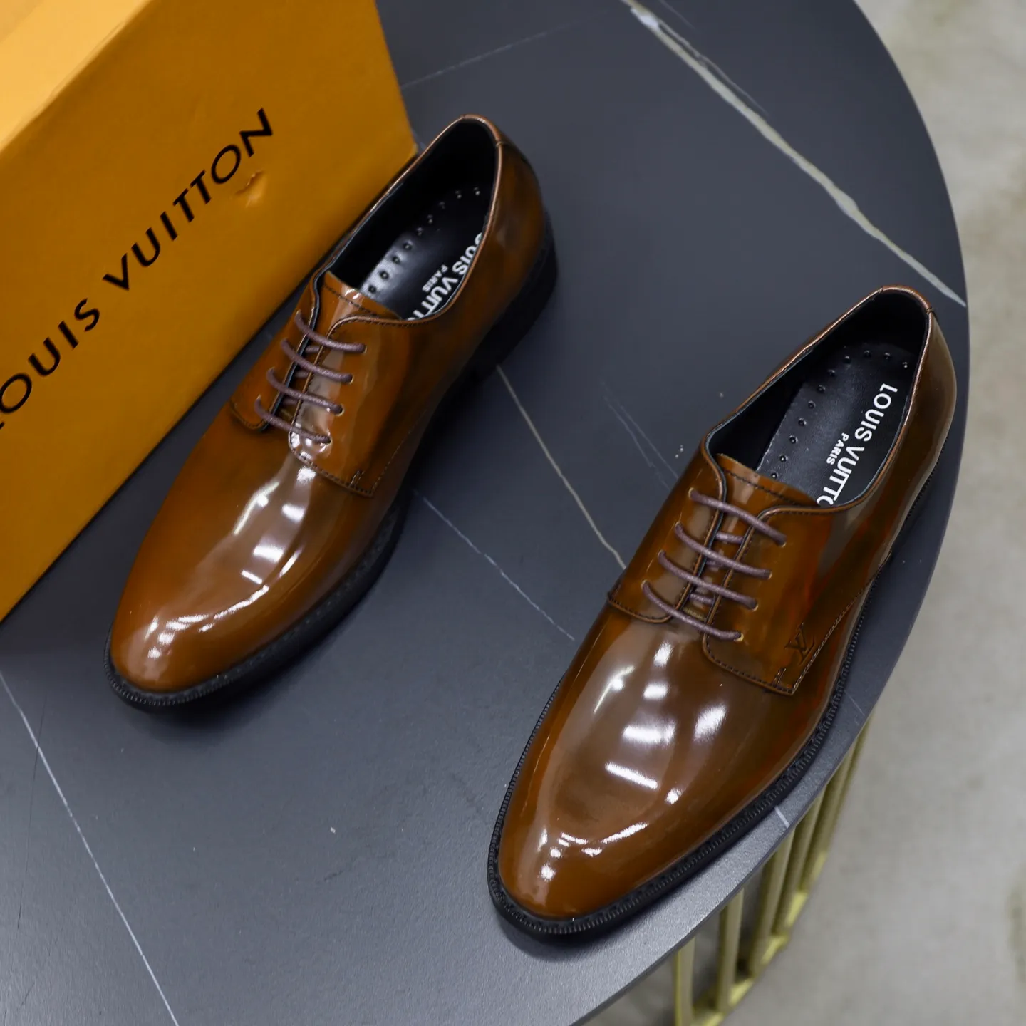 Ex-factory price: 500💰🙅‍♂️🙅‍♂️🙅‍♂️ Brand: LV Louis Vuitton Standard code: Men's size 38-44 (45 can be customized) Grade: Same style as the official website Original order quality Material: Original cowhide surface Comfortable cowhide lining Original outsole Style category: Men's fashionable casual leather shoes Distinguished big-name luxury elements Top luxury Color: actual picture color